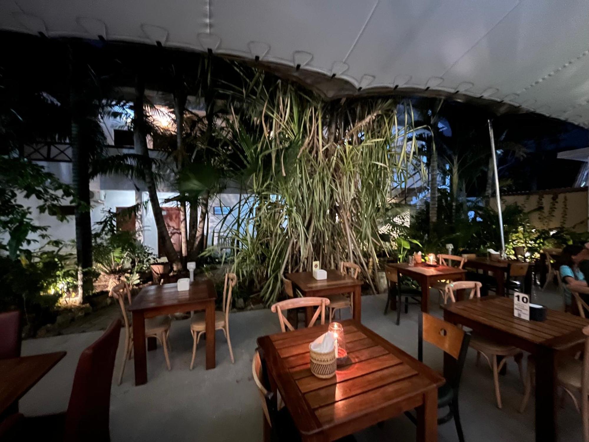 27 Cafe Airport